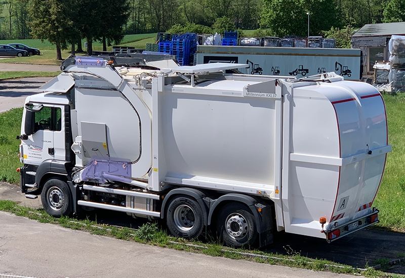 MAN Müllfahrzeug Frontlader 26t - Außen auf Behälter